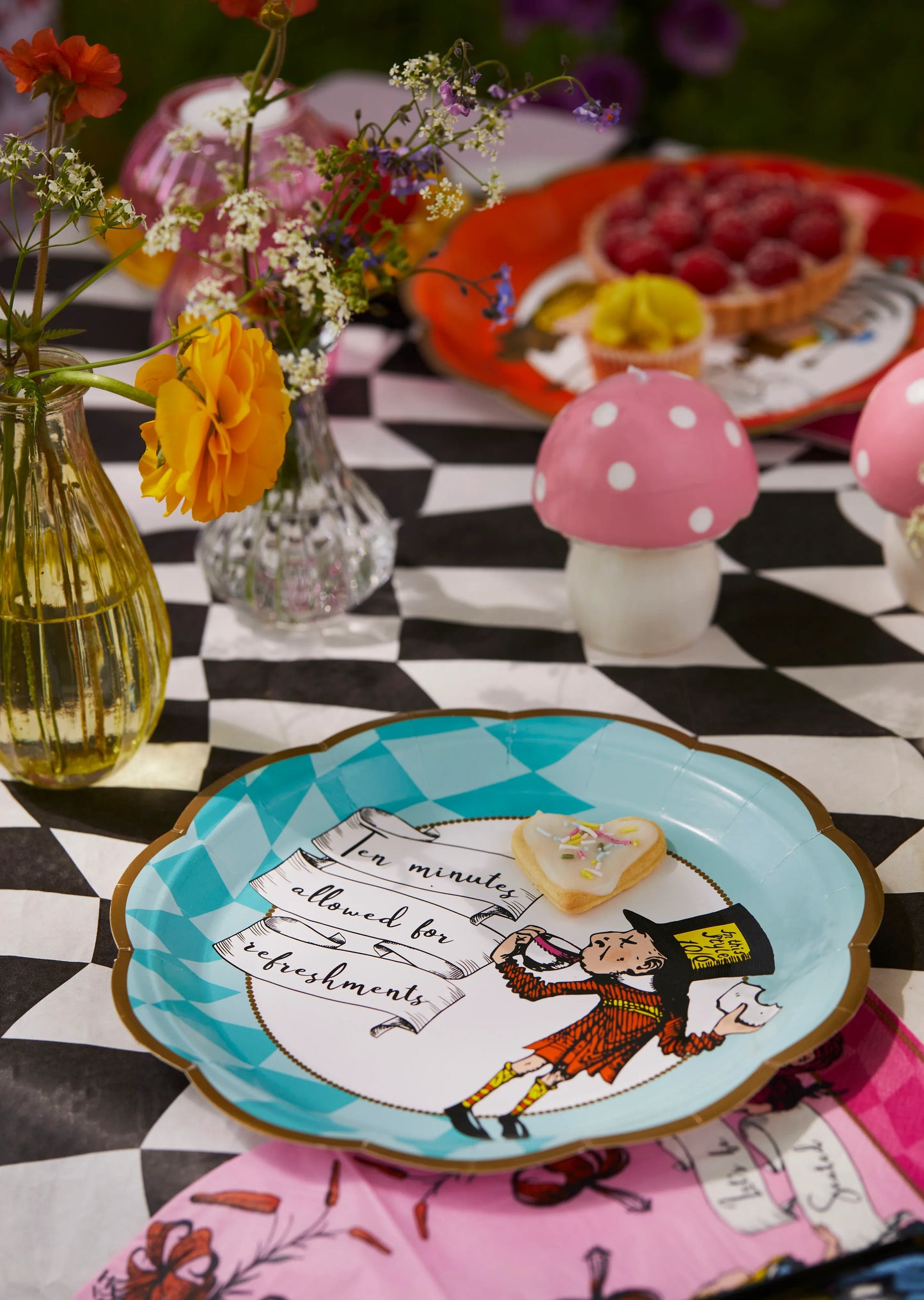 Assiettes en papier bleues Alice au pays des merveilles 12 pièces