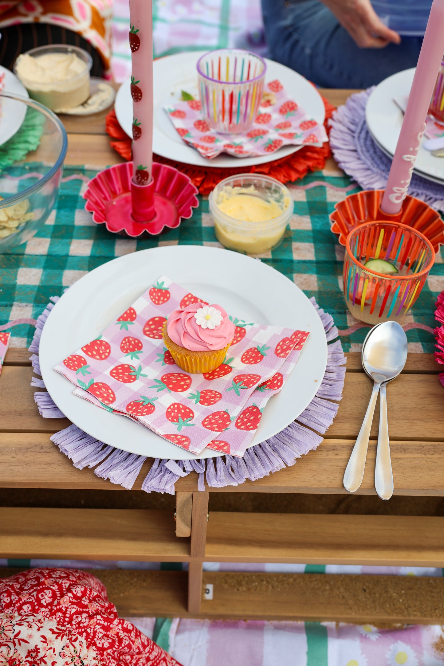 مناديل ورقية بنقشة مربعات بنفسجية مع الفراولة 20 قطعة