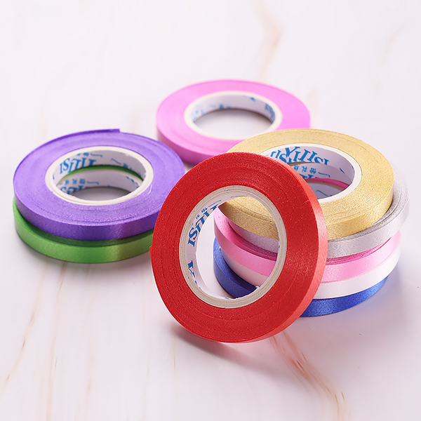 Rouleau de ruban satin couleurs assorties pour cadeaux et décoration de ballons