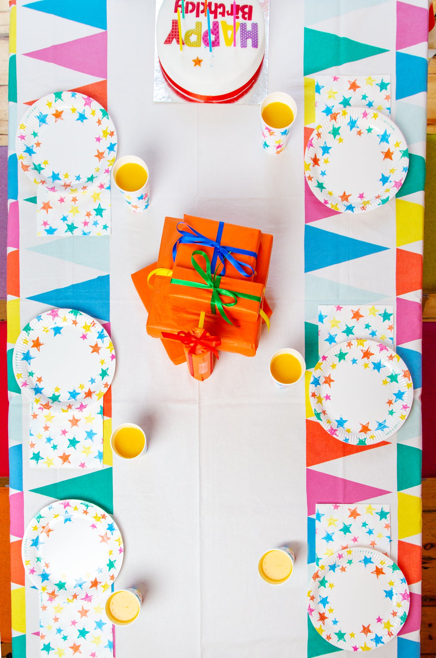 أطباق حفلات عيد ميلاد بنجوم قوس قزح